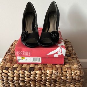 Mootsies Tootsies bride-to-be black, satin women’s heels